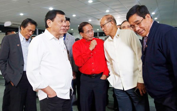 BACK FROM PERU President Rodrigo Duterte chats with members of his Cabinet at the Davao International Airport, where he landed after a trip to Peru for the annual AsiaPacific Economic Cooperation summit. MALACAÑANG PHOTO 