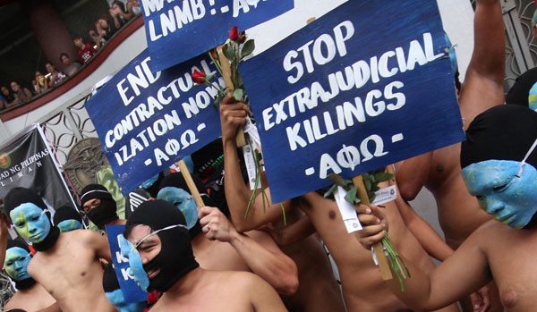 ‘OBLATION RUN’ Nude members of a fraternity at the University of the Philippines protest the burial of former president Ferdinand Marcos at the Libingan ng mga Bayani during the yearly ‘Oblation Run’ initiation rites on Friday. PHOTO BY RUY MARTINEZ 