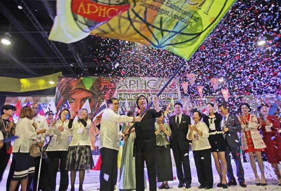 APHCA president Ricky Reyes turned over the association’s flag to his counterpart Eung Soo Kang of South Korea, 2017’s Hair Olympics’ host country