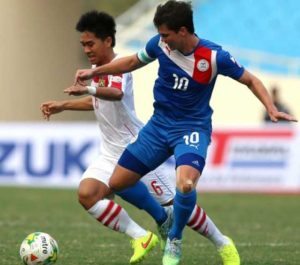 Azkals skipper Phil Younghusband battles with a Singaporean during the previous Suzuki Cup.   FILE PHOTO 