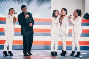  The UK Ambassador surprises the crowd as he belts out ‘You’ll Never Walk Alone’ with 4th Impact