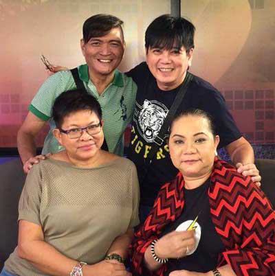 Cristy Fermin (seated, right) with co-anchors Vignettes (standing, left) and Pilar Mateo (seated, left) and singer Darius Razon