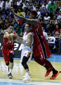 Meralco’s guard Jimmy Alapag (center) defends the ball against Alaska’s center Rob Dozier during a PBA game at the Smart Aranera Coliseum in Quezon City.  FILE PHOTO