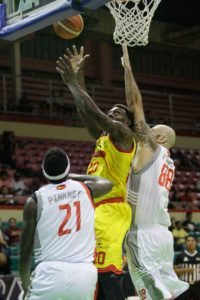 Purefoods Star Hotshots’ Ricardo Ratliffe battles for the ball against Phoenix men during a PBA Commissioner’s Cup game at the Cuneta Astrodome in Pasay City.  FILE PHOTO 