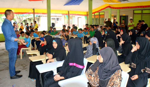 ORPHAN  children at the Orphanage Center and Arabic High School in Buluan, Maguindanao are encouraged by Gov. Esmael Mangudadatu (left) to stay away from spreading extreme ideologies to live a peaceful life. PHOTO BY MOH SAADUDDIN 