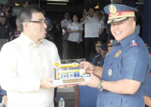 Pilipinas Shell vice president for retail Anthony Yam presents PNP chief Ronald “Bato” dela Rosa with a souvenir to mark their partnership.