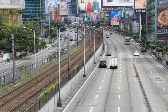 Motorists enjoy a rare stressfree drive along EDSA on Monday as Metro Manila’s streets were devoid of traffic jams as city residents opted to observe All Saints’ Day in the provinces. PHOTO BY ROGER RAÑADA