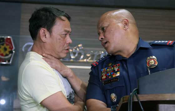 HIGH-VALUE TARGET Albuera, Leyte Mayor Rolando Espinosa converses with Philippine National Police Chief Ronald de la Rosa after turning himself in to Camp Crame on August 2. President Rodrigo Duterte had accused the slain mayor of involvement in the illegal drug trade. PHOTO BY MIKE DE JUAN