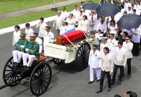 SOLDIER’S BURIAL Members of the Marcos family follow the horseless carriage bearing the casket of former president Ferdinand Marcos at the Libingan ng mga Bayani on Friday. FACEBOOK PAGE OF GOV. IMEE MARCOS