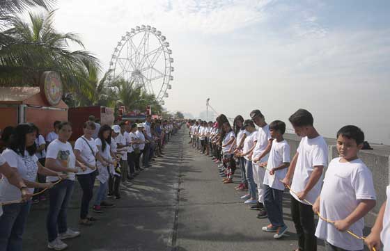 NEW RECORD Schoolchildren hold pencils as they set a new world record for having the longest line of pencils during the launch of the 1 Million Lapis campaign Saturday at the Mall of Asia. PHOTO BY RUSSELL PALMA