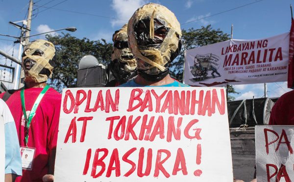 WRAPPED, NOT GAGGED Members of militant groups hold a rally in Mendiola, Manila to denounce extra-judicial killings and Oplan Tokhang to mark International Human Rights Day. PHOTO BY DJ DIOSINA 