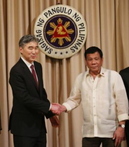 NEW ENVOY US Ambassador to Manila Sung Kim greets President Rodrigo Duterte before presenting his credentials in Malacanang. Kim replaced Philip Goldberg. CONTRIBUTED PHOTO 