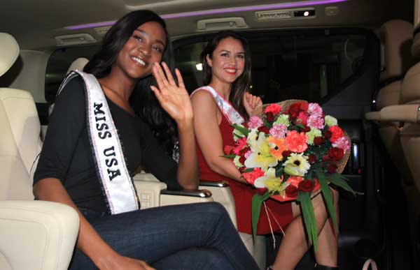 MISS U BETS Candidates to the Miss Universe 2017 pageant have started arriving in Manila. Shown here upon their arrival at the Ninoy Aquino International Airport are Miss New Zealand Tania Pauline Dawson and Miss USA Deshauna Barber.  PHOTO BY ROGER RANADA