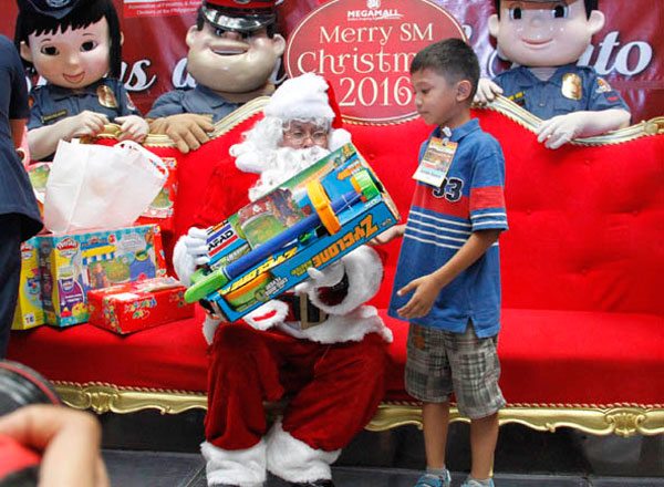  Philippine National Police Chief Ronald ‘Bato’ de la Rosa plays Santa Claus to children of drug suspects who have turned themselves in to authorities, at SM Megamall on Thursday. PHOTO BY MIKE DE JUAN 