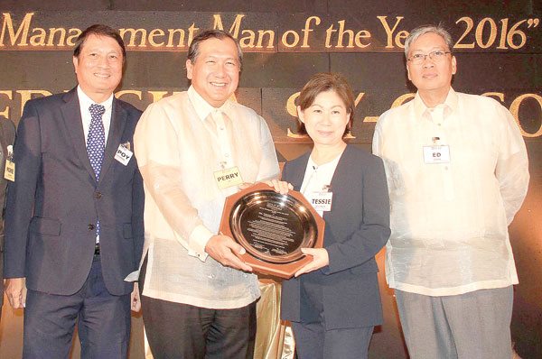  Teresita “Tessie” Sy-Coson, vice chairman of SM Investment Corp., receives her citation award as Management Man of the Year from Perry Pe (second from left), president of the Management Association of the Philippines. Sy-Coson is the first woman to receive the award. Also in photo are from left are Francisco del Rosario Jr., MAP chairman, and Edgar Chua. PHOTO BY ROGER RANADA 