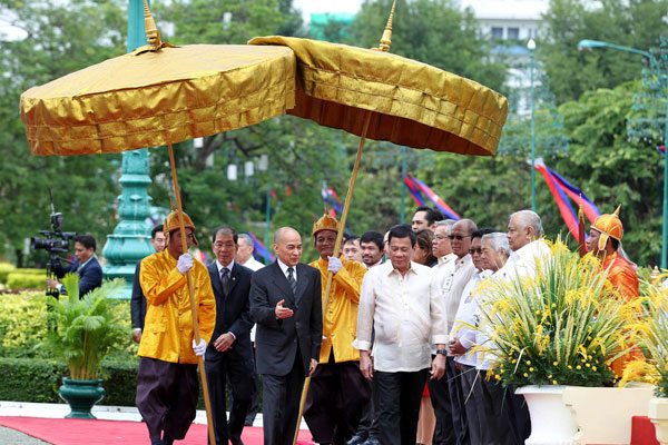 ROYAL WELCOME  Duterte is welcomed by King Norodom Sihamoni at Cambodia’s Royal Palace on Wednesday. MALACAÑANG PHOTOS 