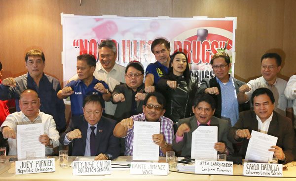UNITED VS DE LIMA Volunteers Against Crime and Corruption chairman Dante Jimenez (center, seated) and Solicitor General Jose Calida join leaders of other groups who signed a manifesto to push the prosecution of Senator Leila de Lima who had been linked to the illegal drug trade. PHOTO BY RENE DILAN