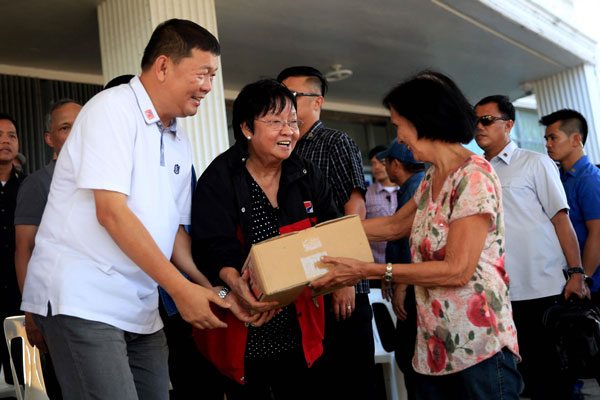 DUTERTE WON’T DO IT Social Welfare and Development Secretary Judy Taguiwalo takes the lead in distributing relief goods to Typhoon ‘Nina’ victims in Pili, Camarines Sur on Tuesday. President Rodrigo Duterte eschewed the distribution of relief goods to typhoon victims, saying he hated using such occasions for ‘propaganda.’ MALACAÑANG PHOTO