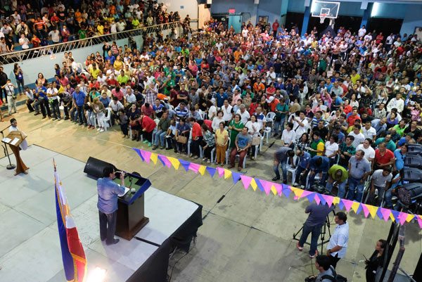 GIFTS TO BARANGAY EXECS President Rodrigo Duterte meets barangay (village) officials in Davao City, where he reportedly gave cash gifts drawn from his excess campaign funds. MALACAÑANG PHOTO