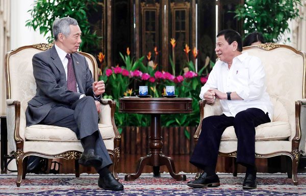 RODY MEETS LEE President Rodrigo Duterte (R) chats with Singapore’s Prime Minister Lee Hsien Loong during a meeting at Istana presidential palace in Singapore. AFP PHOTO 