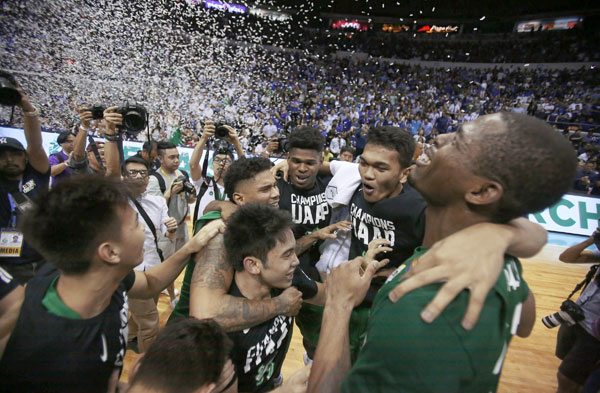 HAIL, HAIL The De La Salle University Green Archers celebrate after beating the Ateneo de Manila University Blue Eagles in Game 2 of the best-of-three finals of the University Athletic Association of the Philippines Season 79 men’s basketball tournament at the Araneta Coliseum on Wednesday. PHOTO BY RUSSELL PALMA 