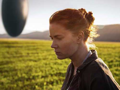 Amy Adams portrays the role of a linguist tasked to communicate with aliens