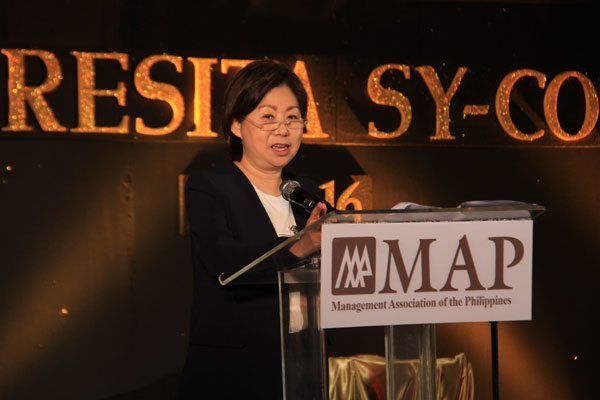  teresita “ tessie” Sy- coson, vice chair, SM  investment corp., delivers a speech receiving her award as Management Man of the year 2016 given by  the Management association of the Philippines (MaP) on tuesday at the Manila Peninsula.  Sy-coson is the first woman recipient of the award. PHOTO By ROgER RAñAdA