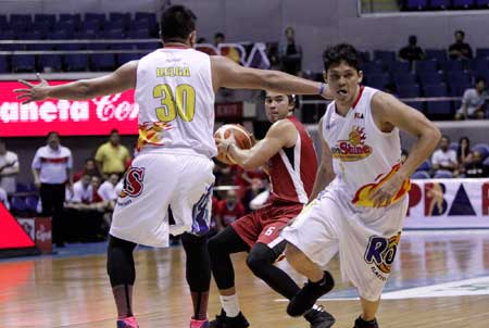 Ael Banal of Black Water preparesto drive on Beau Belga of Rain orShine in the Philippine BasketballAssociation Season 42 Philippine Cupat the Araneta Coliseum on Friday.CONTRIBUTED PHOTO