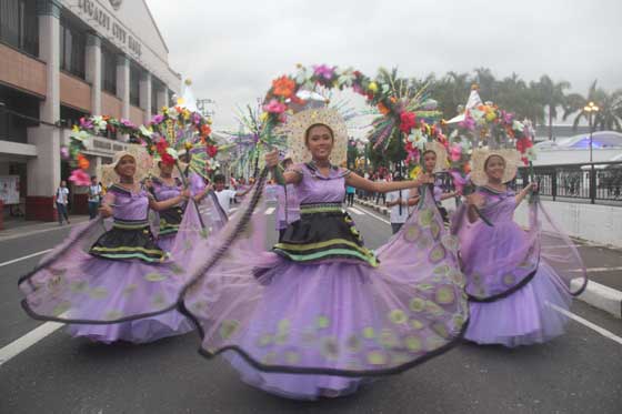 PASTORES-A-BELEN Dancers wearing colorful dresses perform the Pastores Bicol at Peñaranda Park in honor of the biblical shepherds who sang the first Christmas Carols. PHOTO BY RHAYDZ B. BARCIA