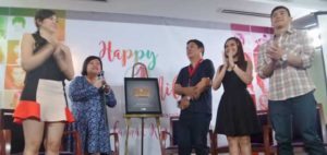  (From left) Janella Salvador, Star Songs and New Media head Marivic Benedicto, Star Music head Roxy Liquigan, Morissette Amon and Enchong Dee unveil the YouTube Gold Play Button award 