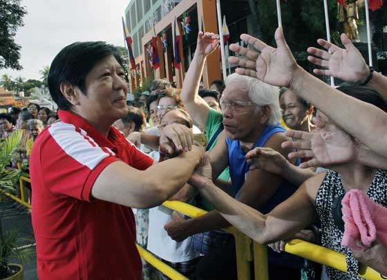 Former senator Ferdinand ‘Bongbong’ Marcos Jr. greets Mandaluyong City residents on Saturday. Marcos joined Mandaluyong Mayor Carmelita Abalos in distributing Christmas gift packs to residents. PHOTO BY MIKE DE JUAN