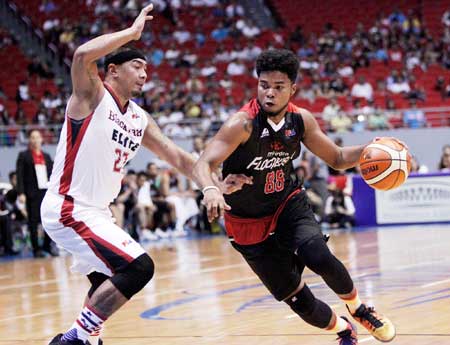 n Mahindra’s Joseph Eriobu dribbles the ball against Blackwater’s Raymond Aguilar during the elimination round of the Philippine Basketball Association Philippine Cup at the Philippine Arena in Bocaue, Bulacan.  CONTRIBUTED PHOTO 