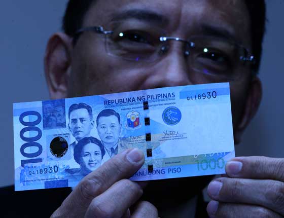 SIGNED, SEALED, DELIVERED Bangko Sentral ng Pilipinas Deputy Governor Diwa Guinigundo shows a P1,000 bill with the signature of President Rodrigo Duterte. PHOTO BY RENE H. DILAN