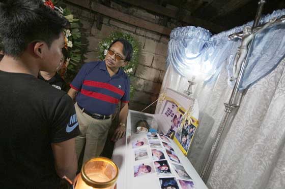 INNOCENT VICTIM Volunteers Against Crime and Corruption founding chairman Dante Jimenez (second from left) talks to the family of Angelito Soriano, 16, one of four minors killed by unidentified gunmen in Caloocan City on Wednesday. PHOTO BY RUY L. MARTINEZ