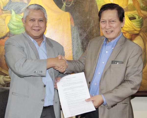 The Manila Times President and Executive Editor Dante ‘Klink’ Ang 2nd (left) shakes hands with Jose Luis Yulo, president of the Chamber of Commerce of the Philippines, after signing a memorandum of agreement for the publication of a broadsheet version of the chamber’s official magazine, ‘Commerce.’ PHOTO BY ROGER RAÑADA