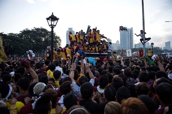 Devotees join the annual procession with the religious icon of the Black Nazarene (C) in Manila on January 9, 2017. AFP PHOTO 