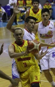 Rain or Shine’s James Yap guards Paul Lee of Star Hotshots during a PBA Philippine Cup game at the Araneta Coliseum.  PHOTO BY  BOB DUNGO JR.