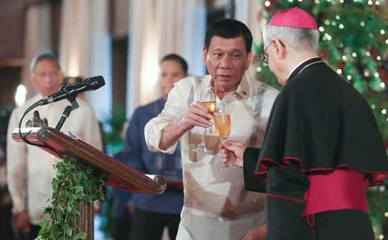 TOAST President Rodrigo Duterte (second from right) and Archbishop Giuseppe Pinto (right), the apostolic nuncio, toast the New Year in the traditional Vin d’Honneur reception in Malacañang on Wednesday. MALACAÑANG PHOTO