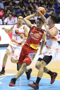 Rain or Shine’s James Yap (No. 18) goes for a basket against Phoenix’ Cyrus Baguio (No. 3) and Matthew Wright during the Philippine Basketball Association Philippine Cup at the Araneta Coliseum.    BOB DUNGO JR. 