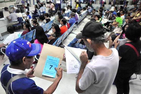 HOPEFUL Retirees line up to submit their applications for benefits at the SSS main office in Quezon City as government officials and the pension fund study ways on how to grant the proposed P2,000 pension hike. PHOTO BY MIKE DE JUAN