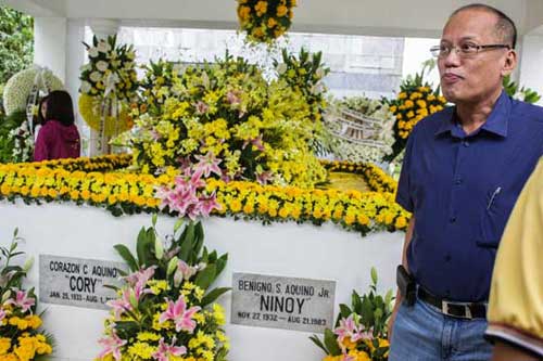 Benigno Aquino, Jr. (November 27, 1932 – August 21, 1983), Corazon Aquino (January 25, 1933 – August 1, 2009) (photo by DJ Diosina) Manila Memorial Park, Sucat, Paranaque