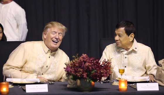 WHAT DID DIGONG SAY TO HIM? Russell Palma’s candid shot of US President Donald Trump and President Duterte was flashed across the front
pages of the country’s major daily from the Asean Pool photos