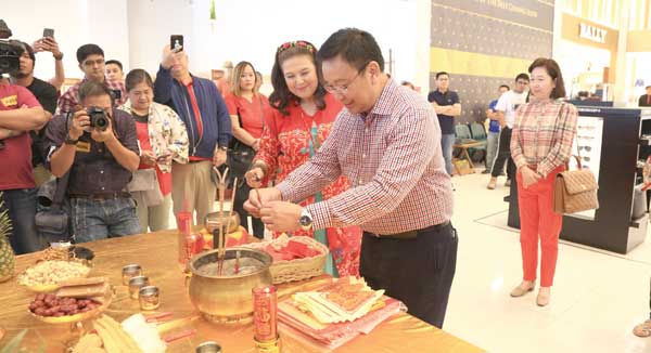 Angala seeks expertise of Feng Shui master Princesse Lim Fernandez in leading the auspicious ceremonies at Luxe Duty Free grand opening.