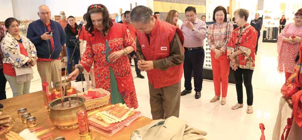 Tourism Attaché to Beijing Tomasito Umali takes part in the ceremonies.