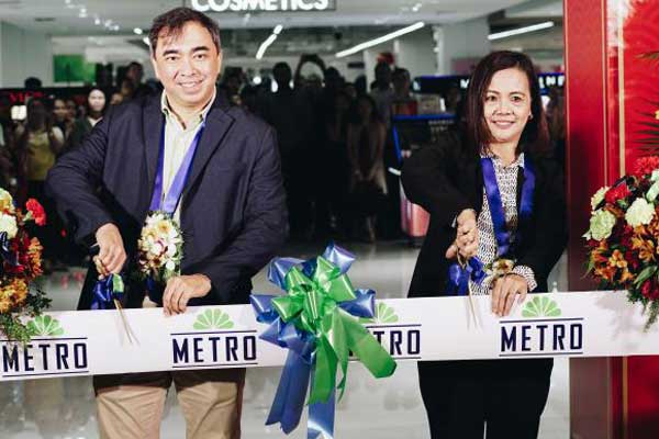 President and COO of the Metro Retail Stores Inc. Manuel Alberto and Pasig City Administrator Dianeth Valencia lead the ribbon cutting ceremony.