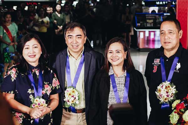 Ayala Malls President Yeng Tupaz, Alberto, Valencia, and Dela Paz Barangay Captain Isidro Mariano.