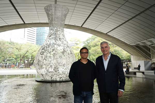 Shinji Ohmaki and Ayala Land Chairman Fernando Zobel de Ayala.