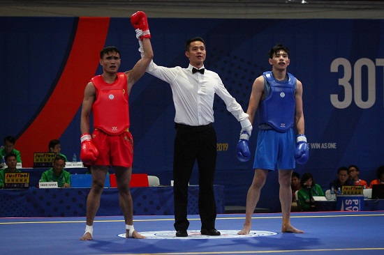 Clemente Pabatang (red) wins his quarterfinals fight against Chee Chong Teh (blue) of Malaysia in Wushu Sanda at the World Trade Center, Sunday afternoon. PHOTO BY J. GERARD SEGUIA