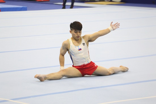 Carlos Yulo clinches the gold medal in the all-around men's artistic gymnastics event. PHOTO BY ENRIQUE AGCAOILI