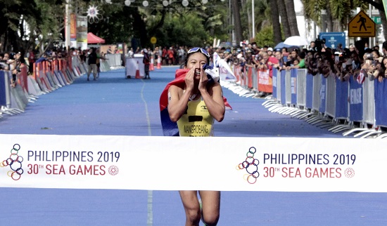 Kim Mangrobang dashes to victory, snaring the Philippines' third gold in the 30th Southeast Asian Games on Sunday, Dec. 1, 2019.  PHOTO BY ROGER RAÑADA